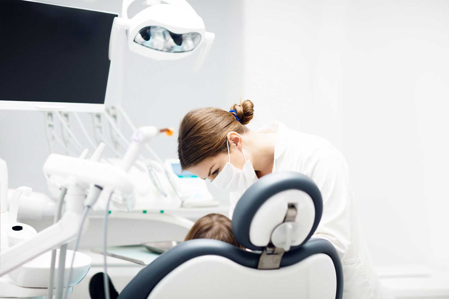 Behandling av tandsten och tandlossning på klinik
