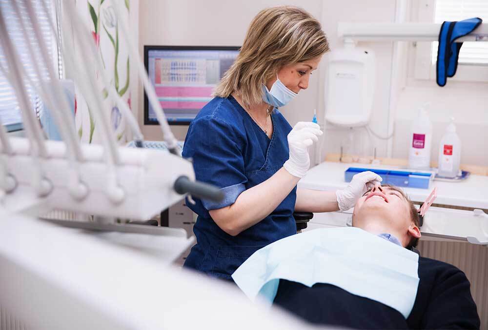 En tandsköterska med patient